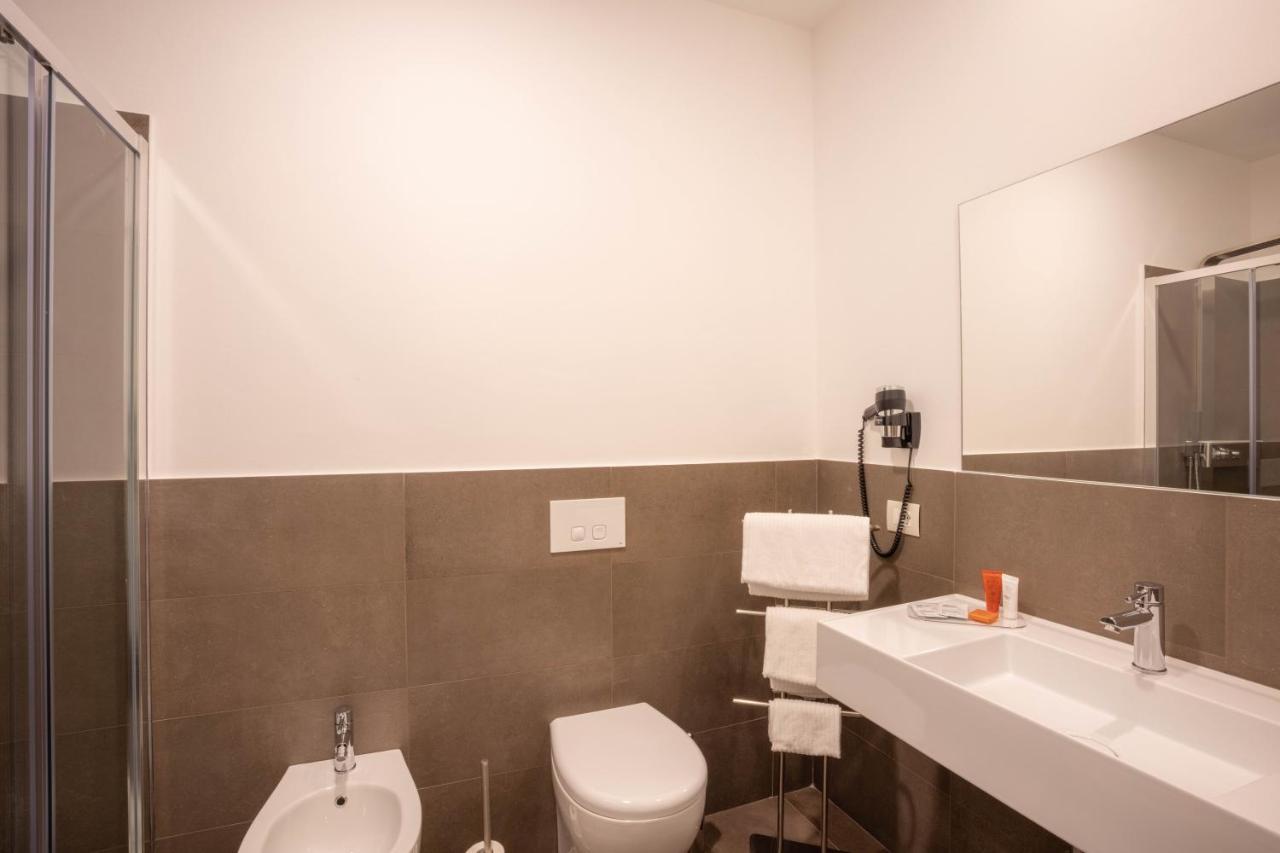 Standard Single Room Shower