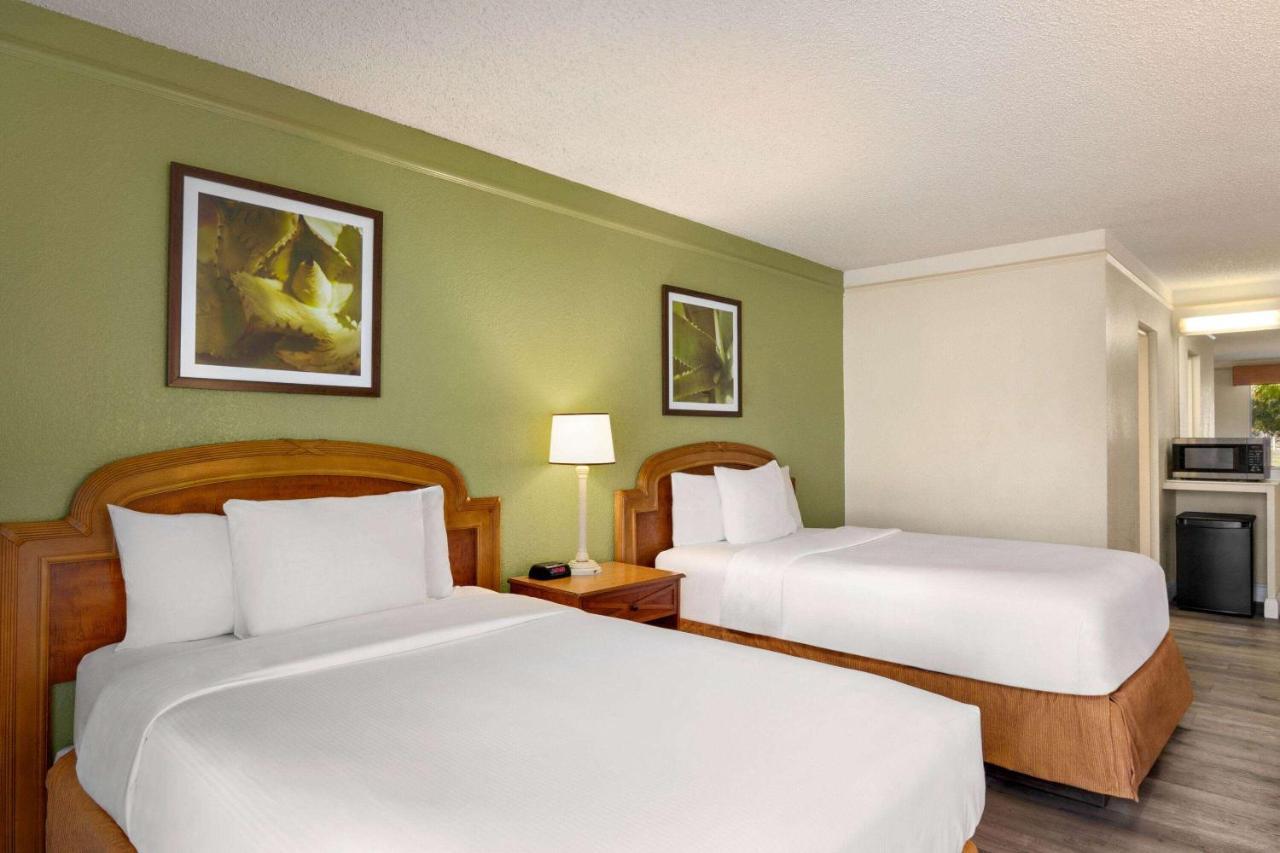 Double Room with Two Double Beds and Bath Tub - Mobility Accessible/Non-Smoking