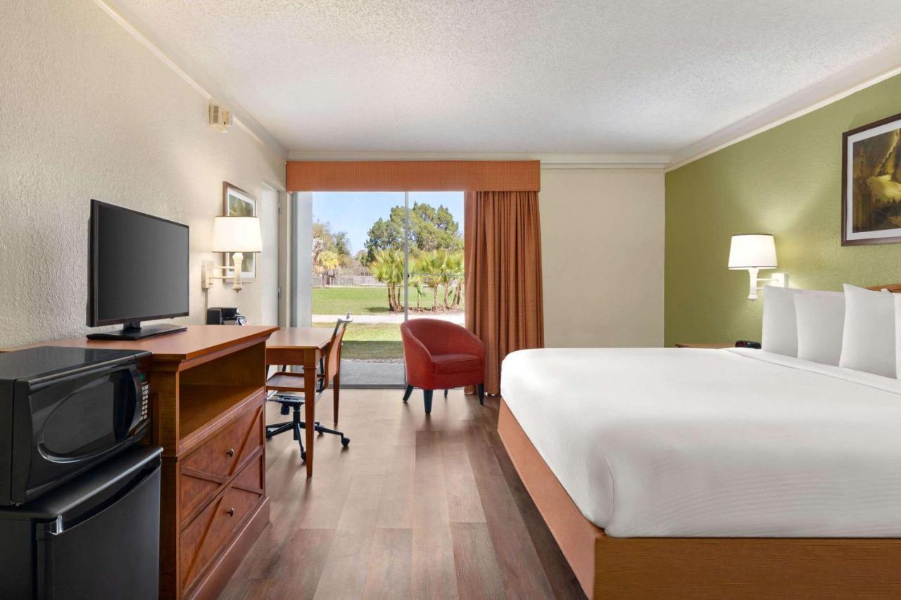 King Room with Mobility/Hearing Impaired Access - Non-Smoking