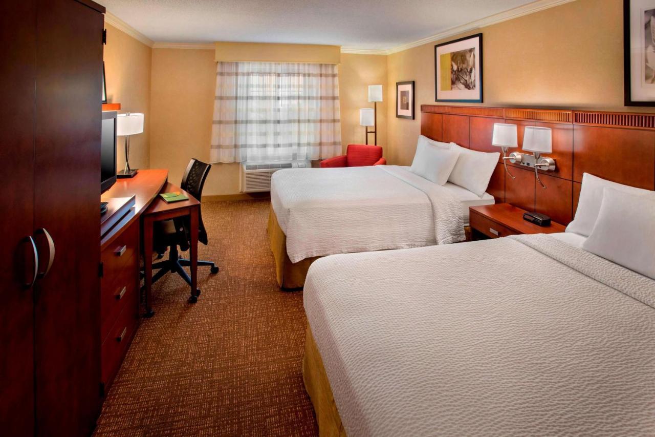 Mobility/Hearing Accessible Guestroom Two Queens Roll-In Shower
