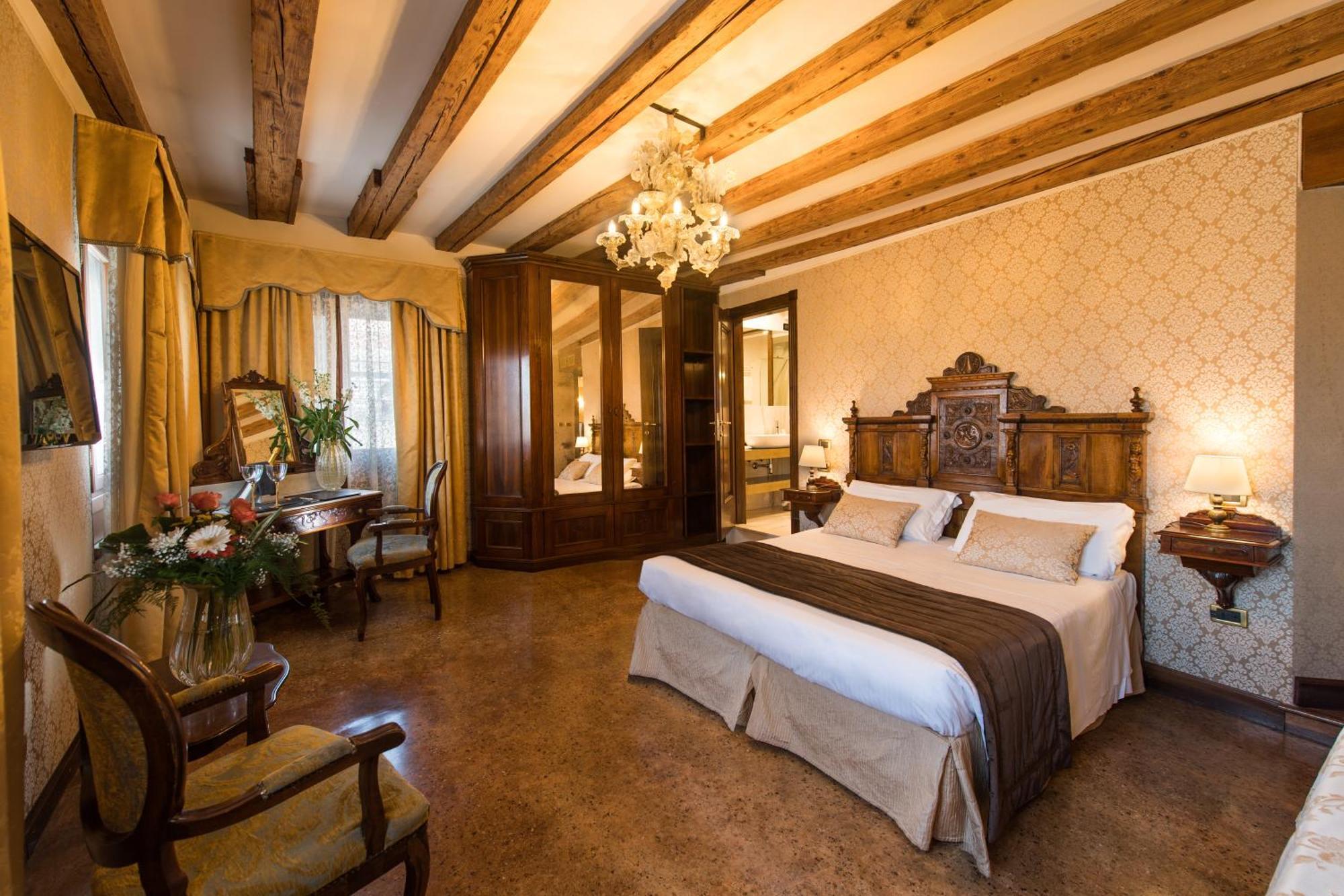 Junior Suite Grand Canal or Rialto Bridge View