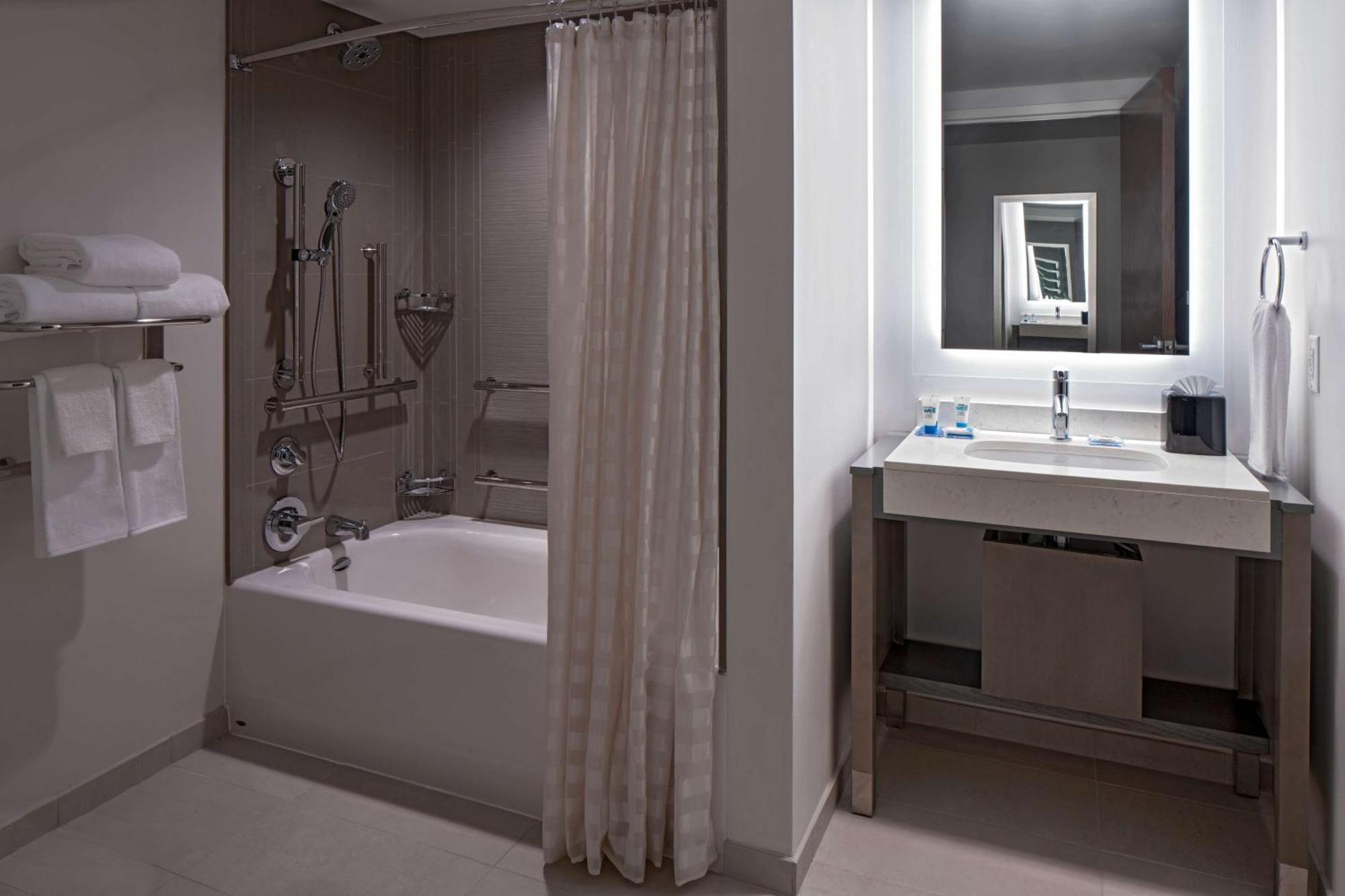 Den King Room Tub Disability Access