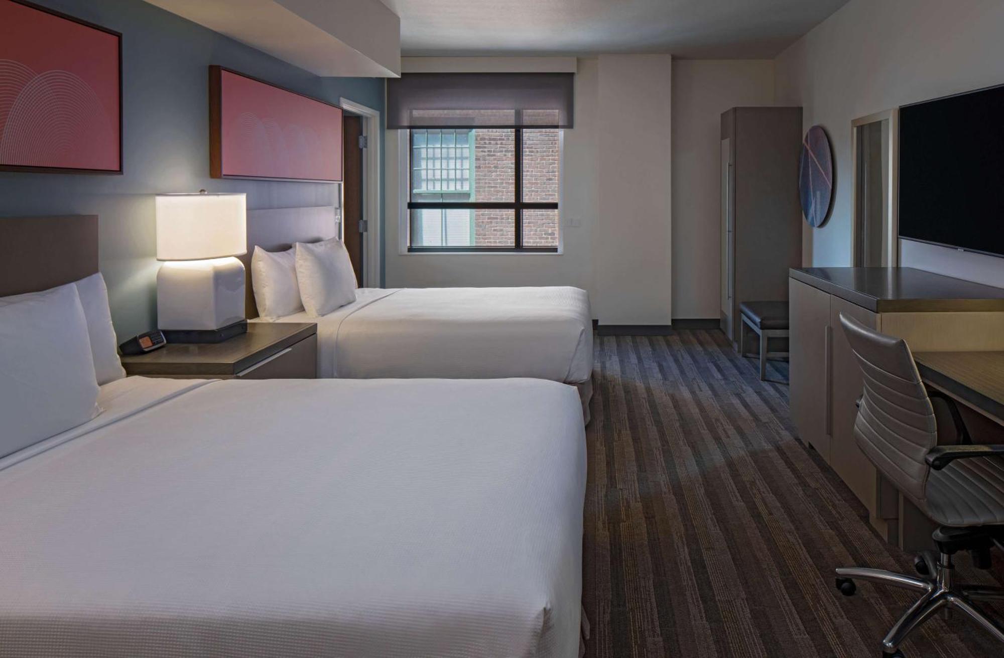 Den Queen Room Two Queen Beds Tub Disability Access