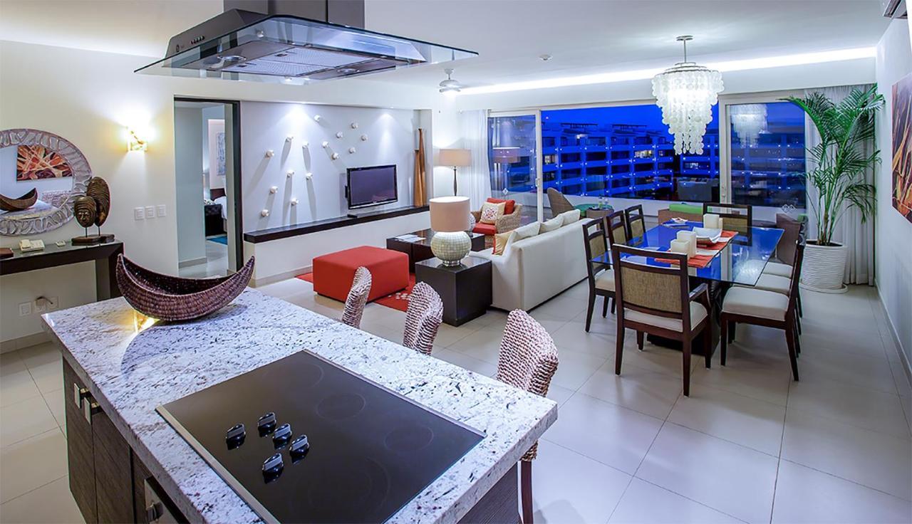 One-Bedroom King Room Two Double Beds Private Pool Balcony or Kitchen