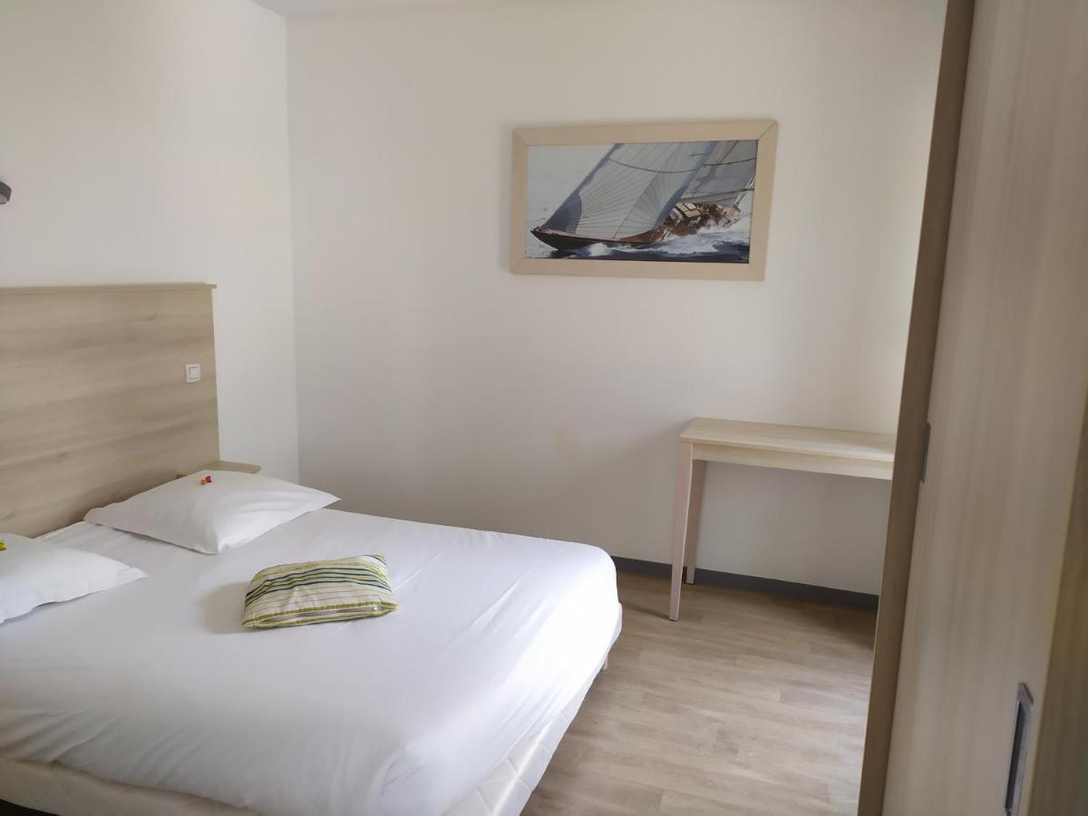 One-Bedroom Apartment &