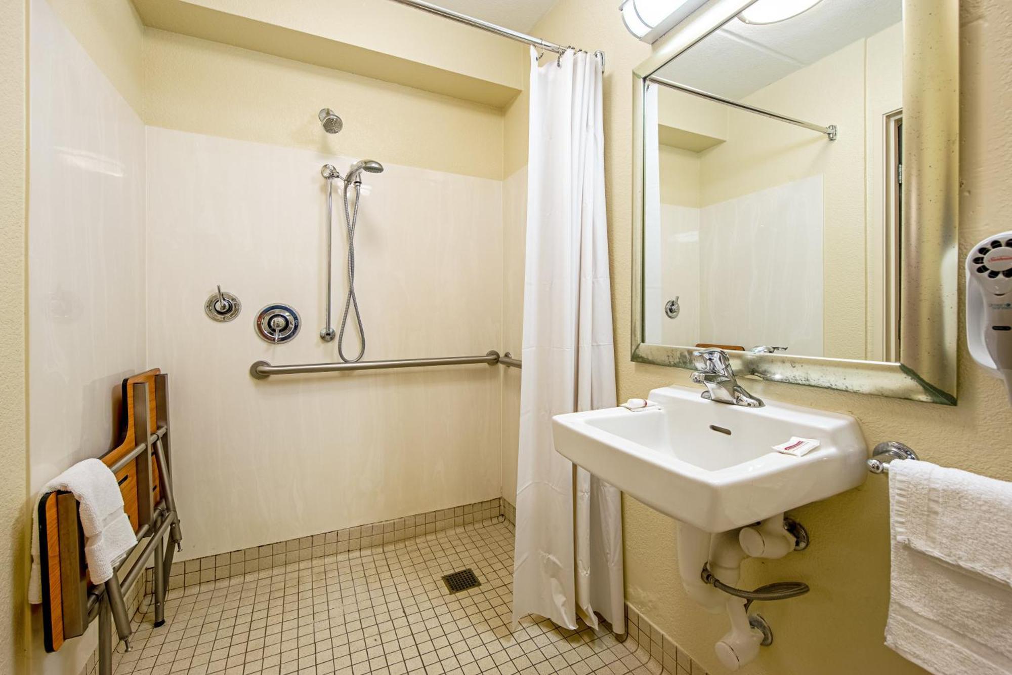 Deluxe King Room Disability Access Roll-ln Shower Smoke Free
