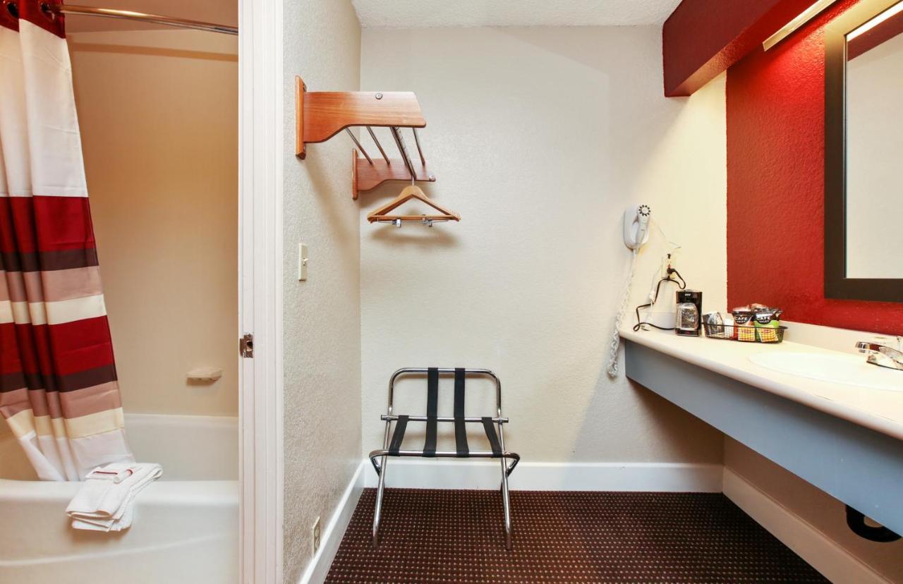 Deluxe King Room Disability Access Roll-In Shower Non-Smoking