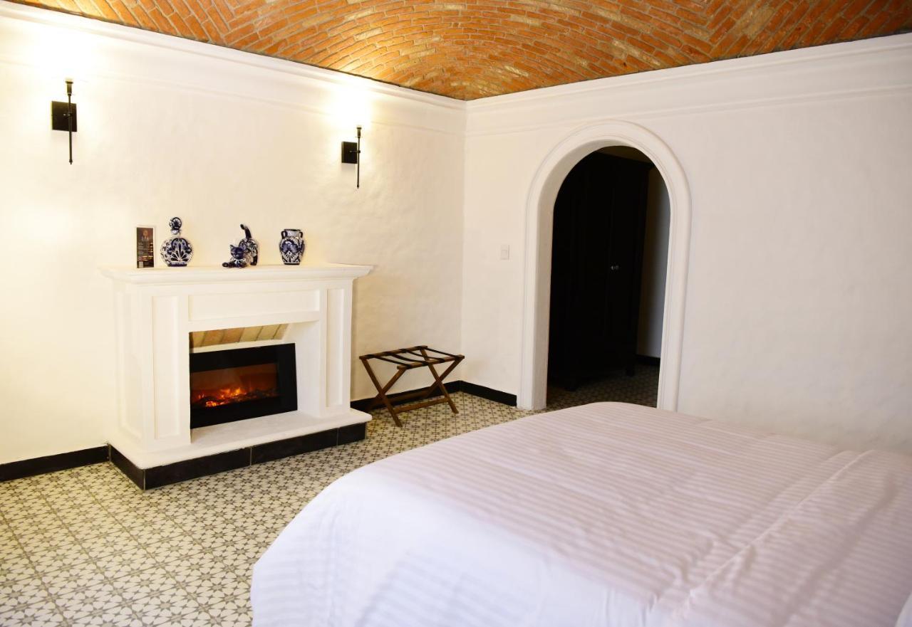 Habitación con cama grande y balcón