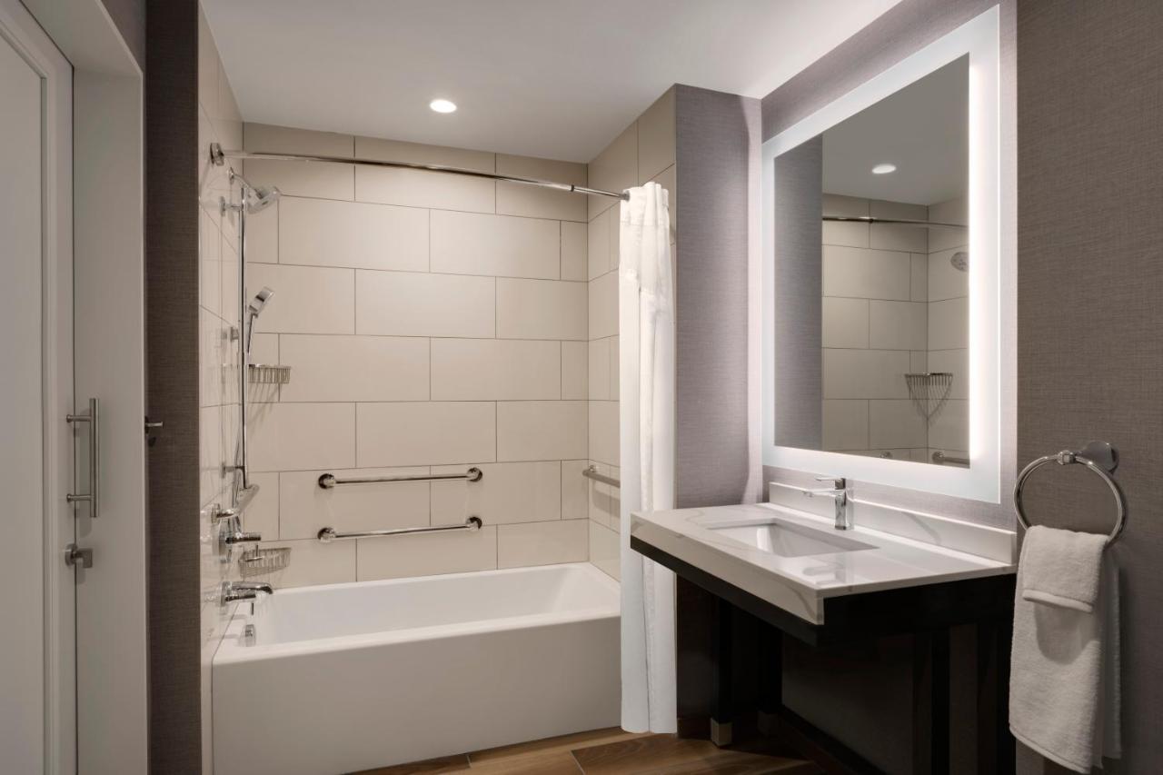 Accessible Den Guestroom or Tub | King Bed