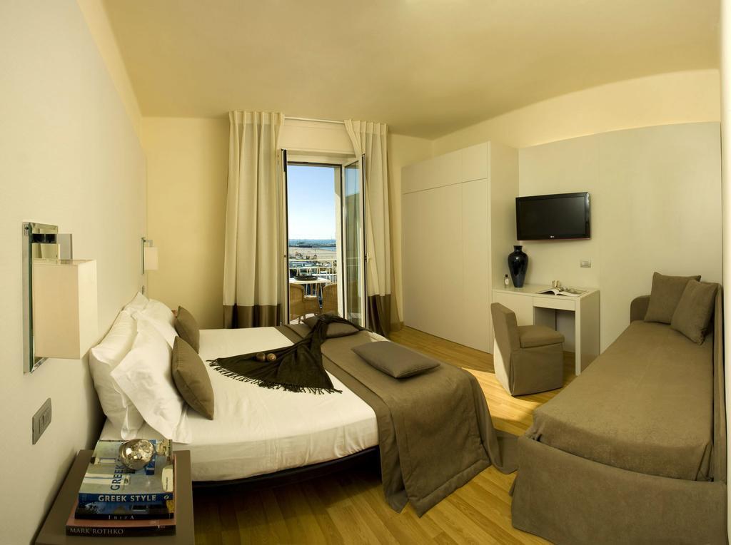 Deluxe Double or Twin Room,394484562:JPEG