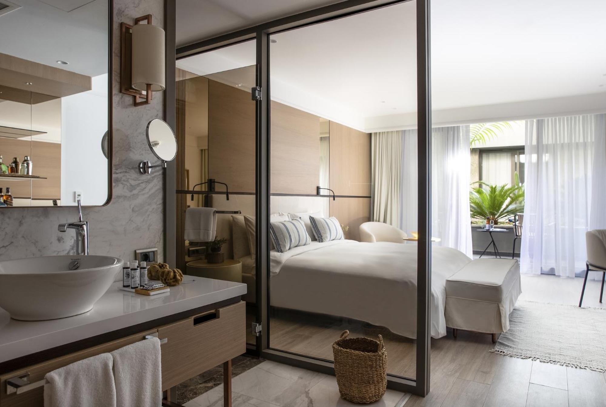 Deluxe Atrium View Room