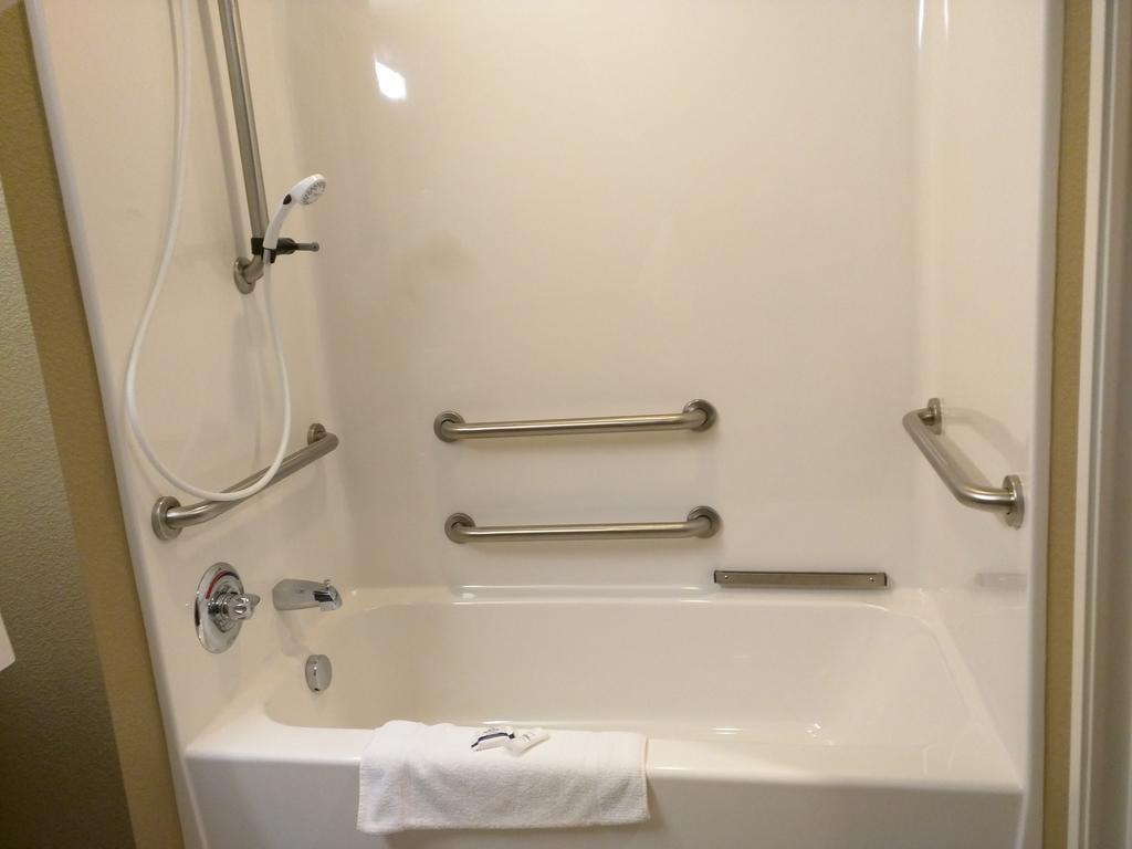 Queen Studio Suite - Mobility Access/Non-Smoking