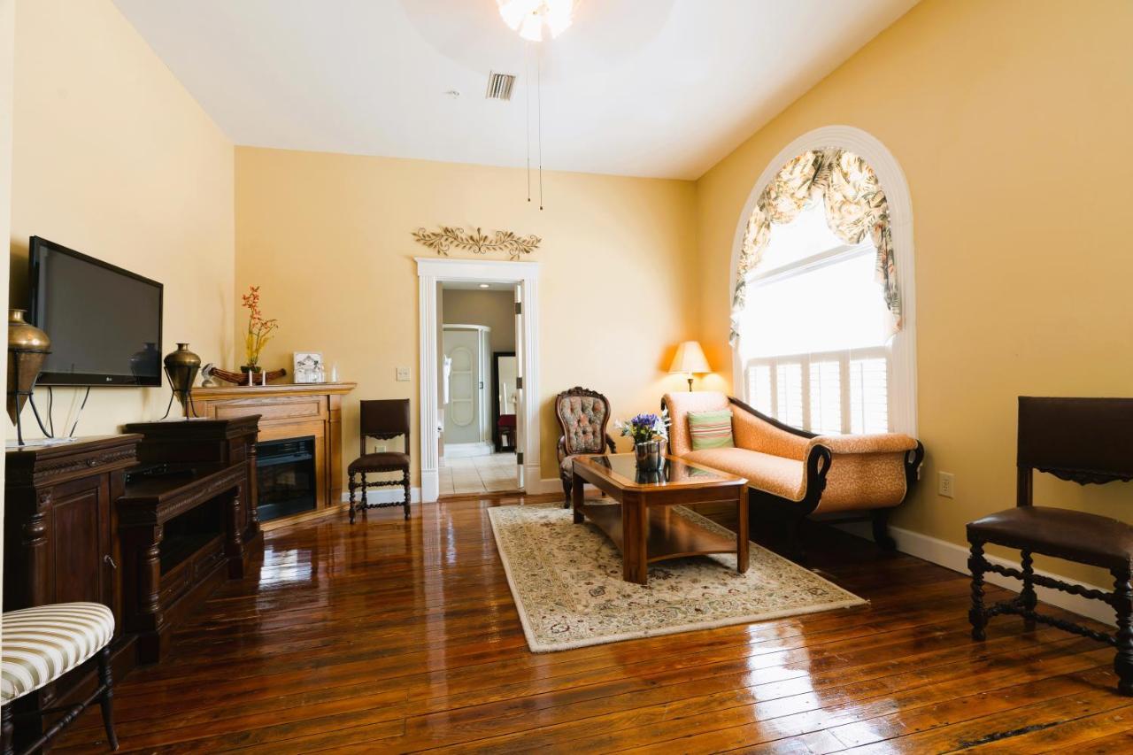 1 Bedroom Suite Balcony & Jetted Tub