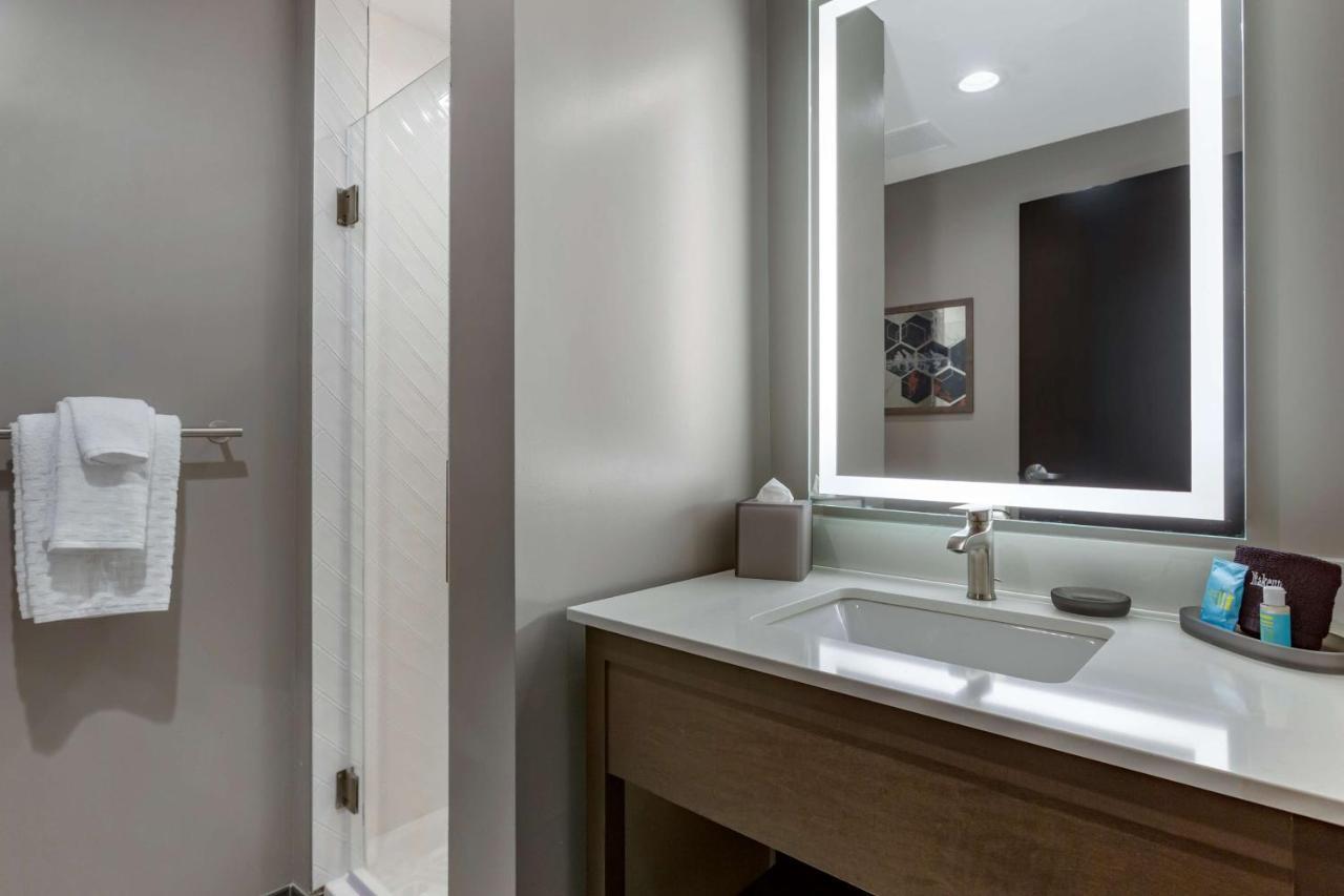 Large King Room with Rain Shower - Non-Smoking