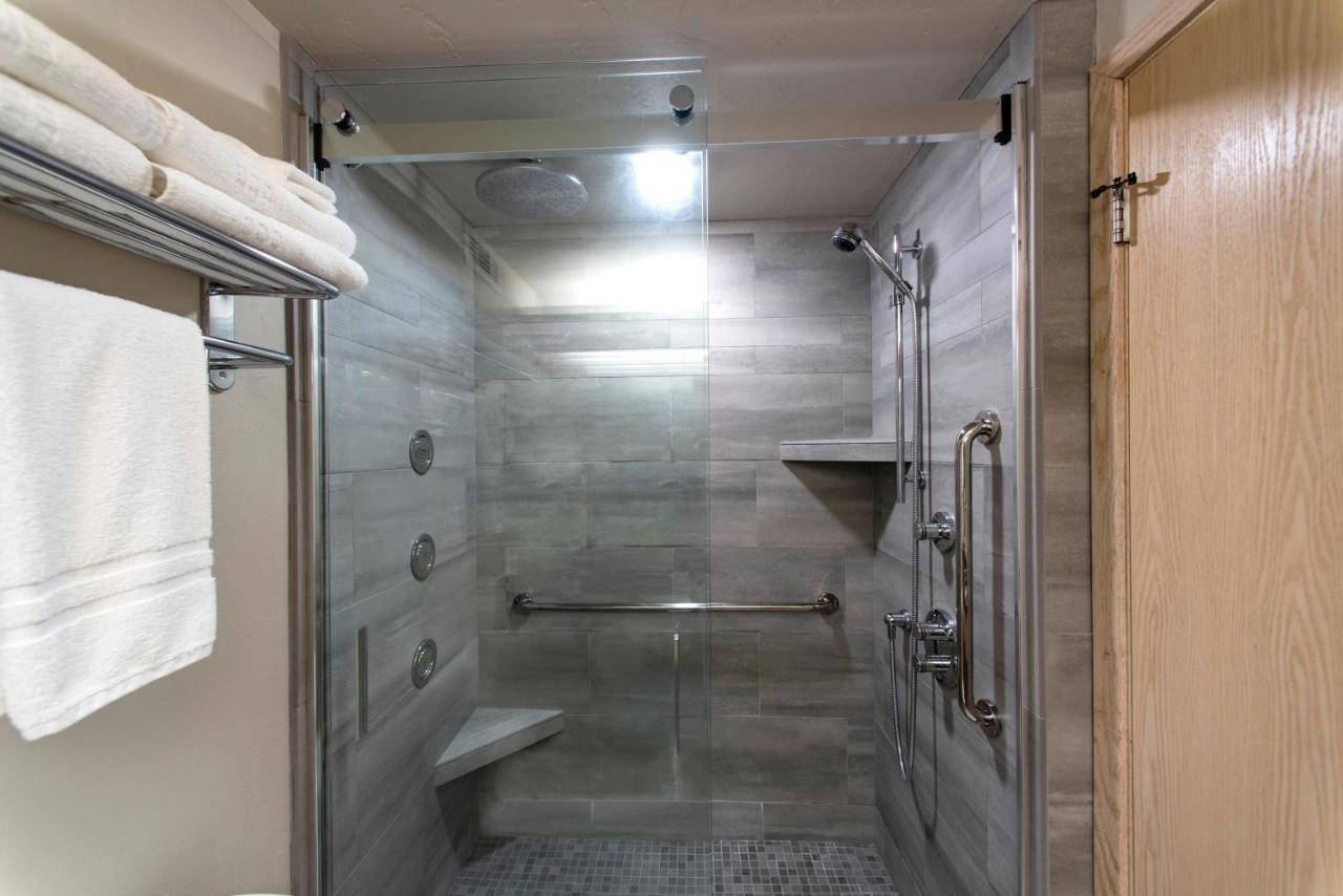 King Suite with Hot Tub,1586860616:JPEG