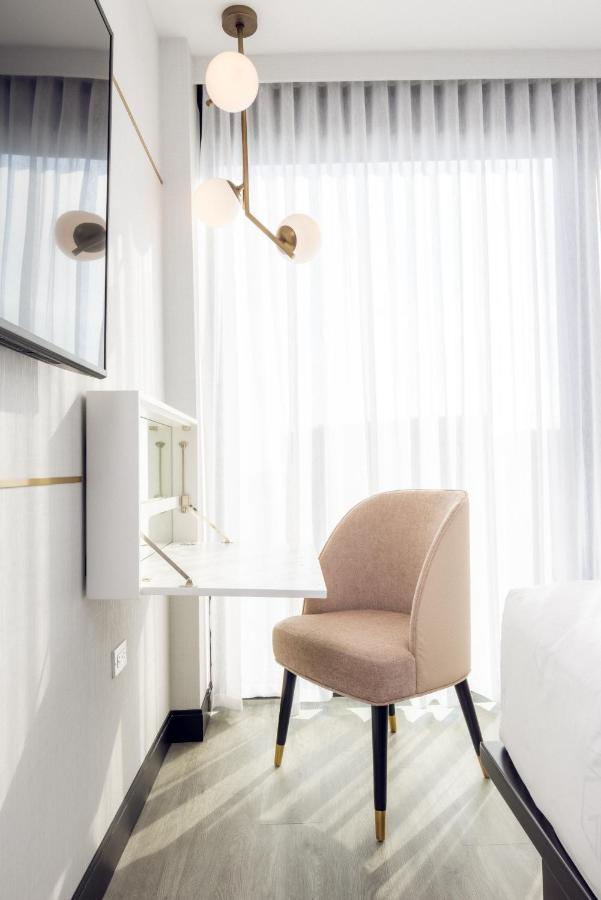 Quarto com Cama King-size, Acesso ao Lounge e Terraço com Jardim Element
