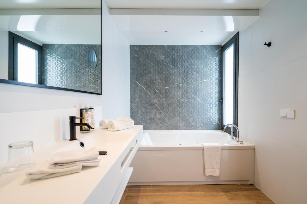 Doppelzimmer mit Whirlpool im Innenbereich und Balkon