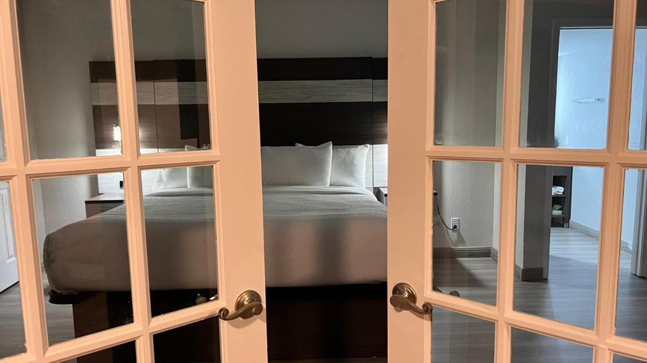 One-Bedroom King Suite Non-Smoking