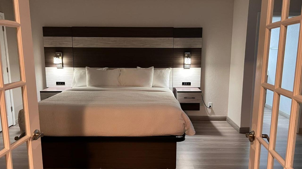 One-Bedroom King Suite Non-Smoking