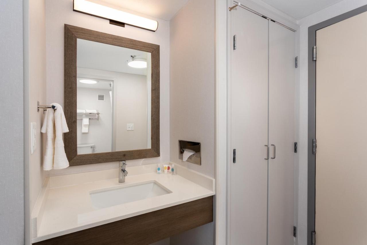 Queen Room NO Roll Shower Accessible or Non Smoking