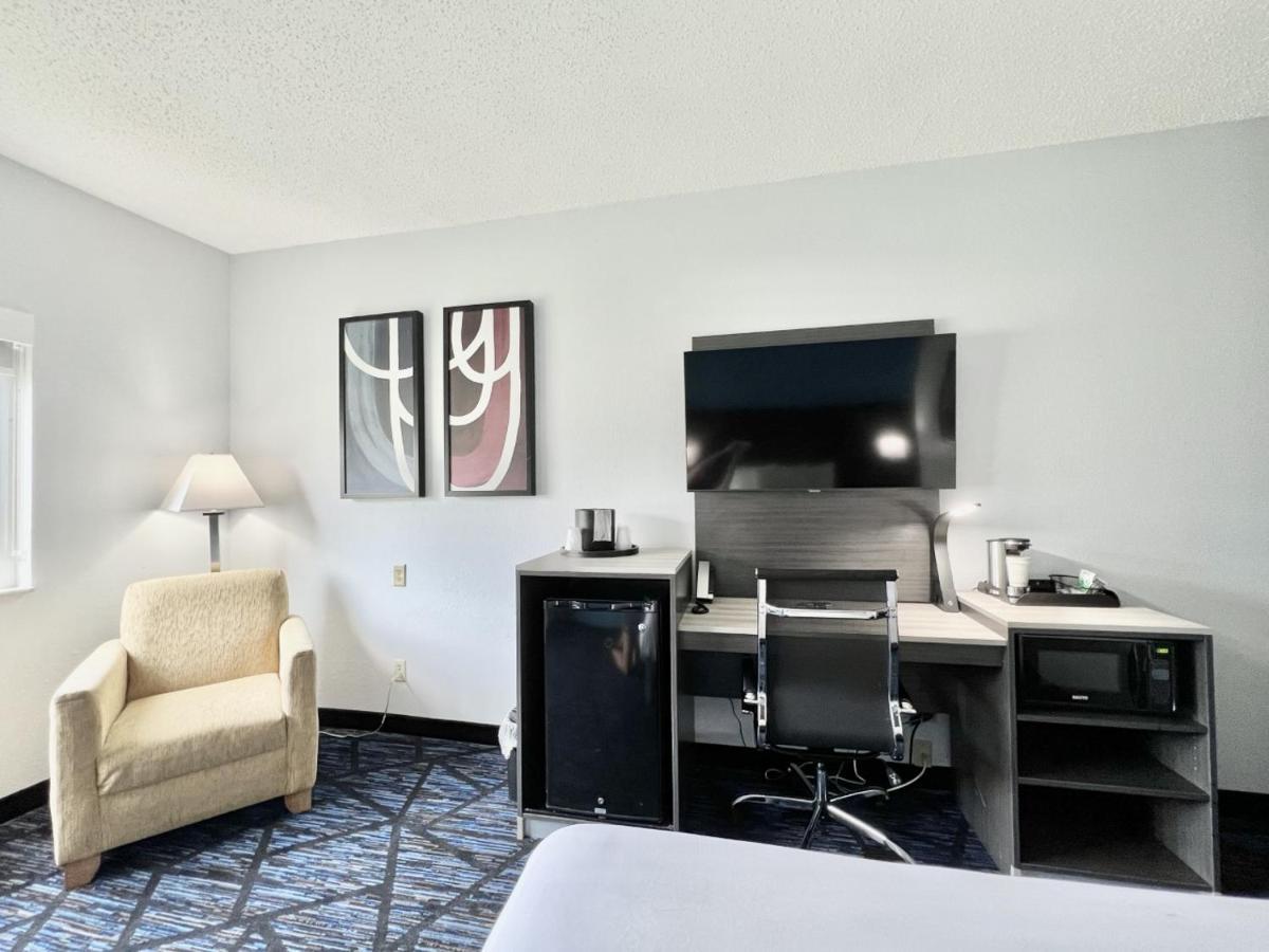 1 Queen Bed Mobility Accessible Room Bathtub w or Grab Bars Non-Smoking,1353195010:JPEG
