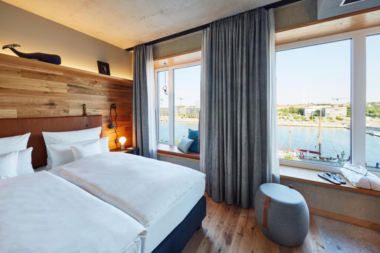 Zimmer mit Kingsize-Bett und Hafenblick – obere Etage