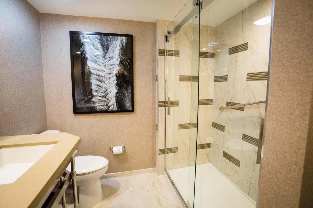 Deluxe King Room Non-Smoking or Mobility Accessible or West Tower