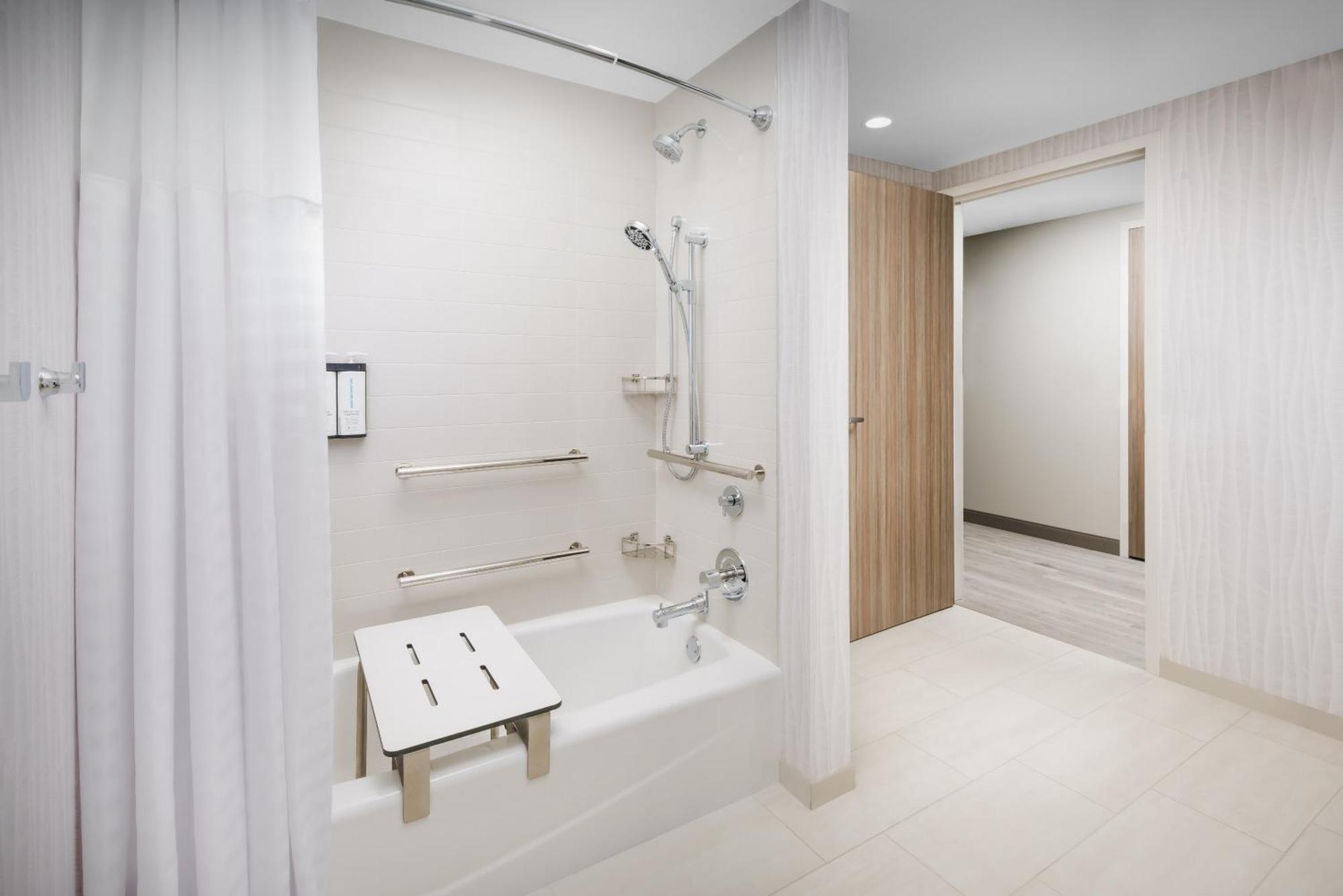 King Suite with Sofa Bed, Balcony and Gulf View - Disability Access