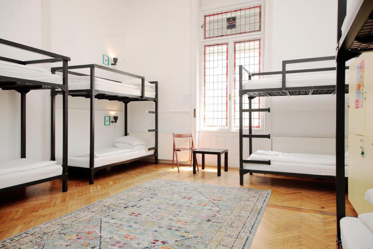 Single Bed Mixed 8-Bed Dormitory Room