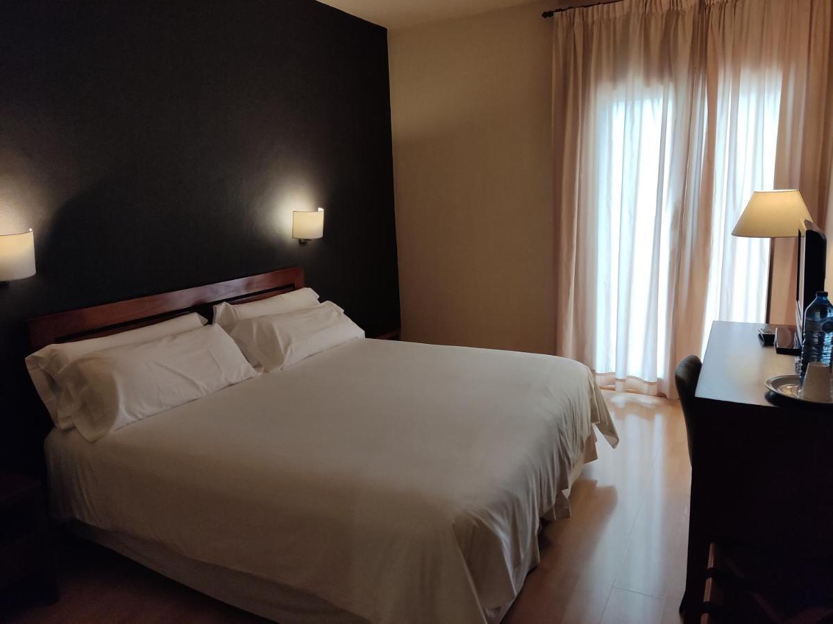 Habitación con cama grande