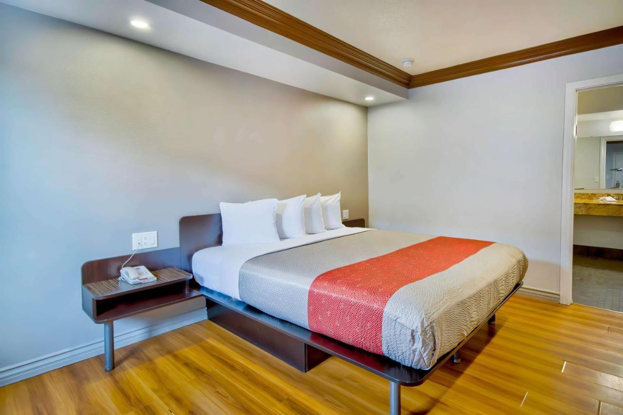 Deluxe King Room - Smoking