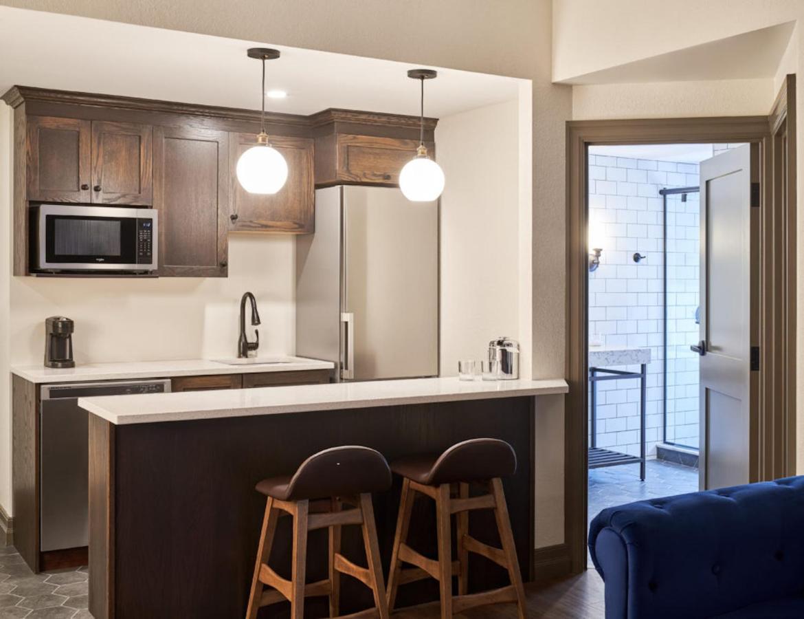 Corner Suite