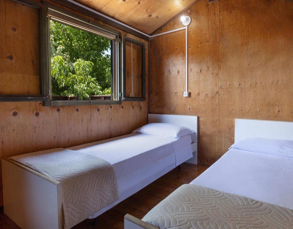 Bungalow – am See (Poolblick) – Erdgeschoss mit Klimaanlage, einem Doppelzimmer und einem offenen Raum mit Etagenbett. Zweibettzimmer auf der 1. Etage, ohne Klimaanlage – KEINE HAUSTIERE ERLAUBT