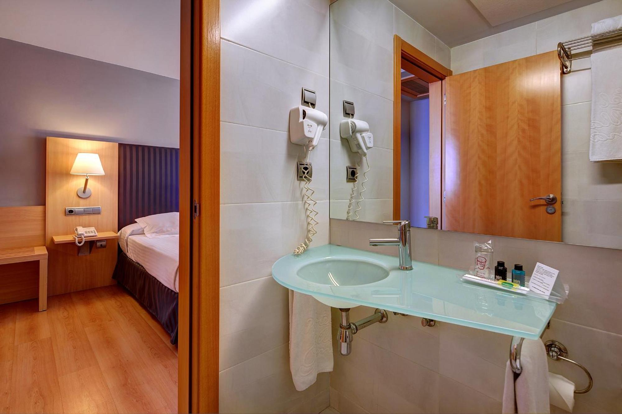 Twin Room,1431822094:JPEG