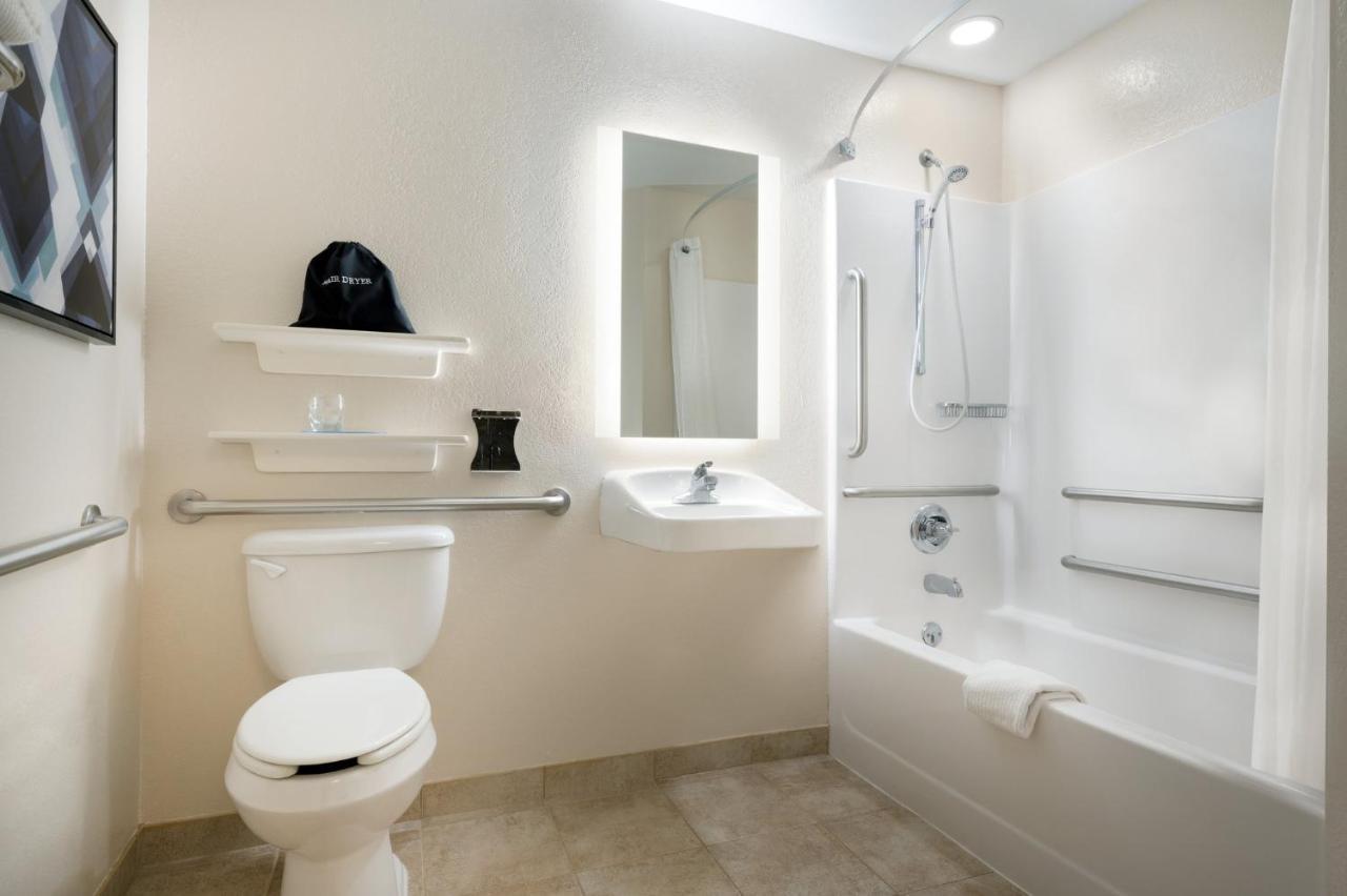 Queen Studio Suite - Mobility Access Tub/Non-Smoking