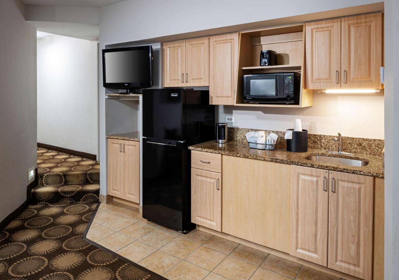 Two-Bedroom Suite with Balcony and Ocean View - Non-Smoking