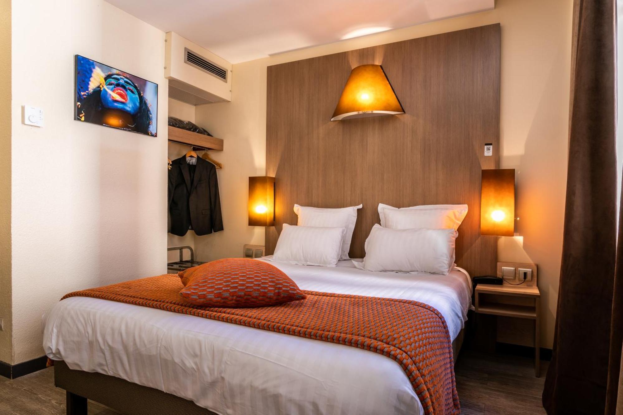 Superior Double Room Large bed Bath