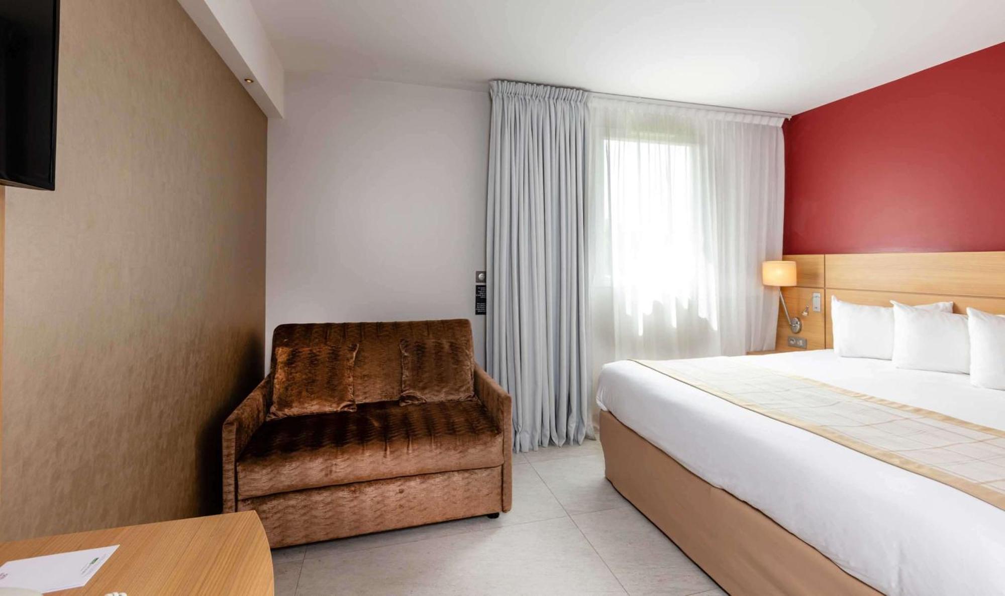 Small Triple Room Queen Bed