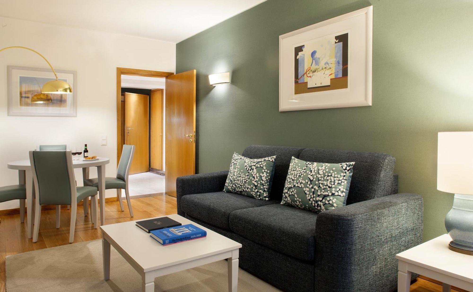 Deluxe One-Bedroom Apartment,1630861890:JPEG