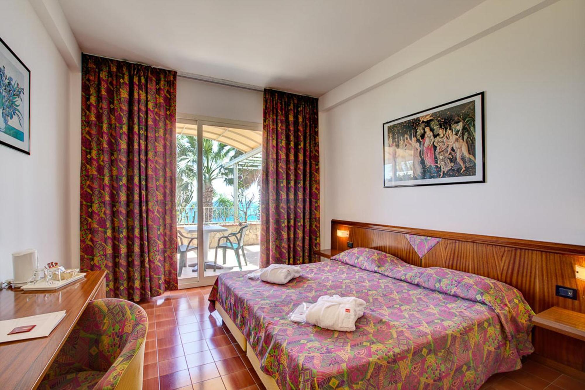 Double or Twin Room Terrace Sea View