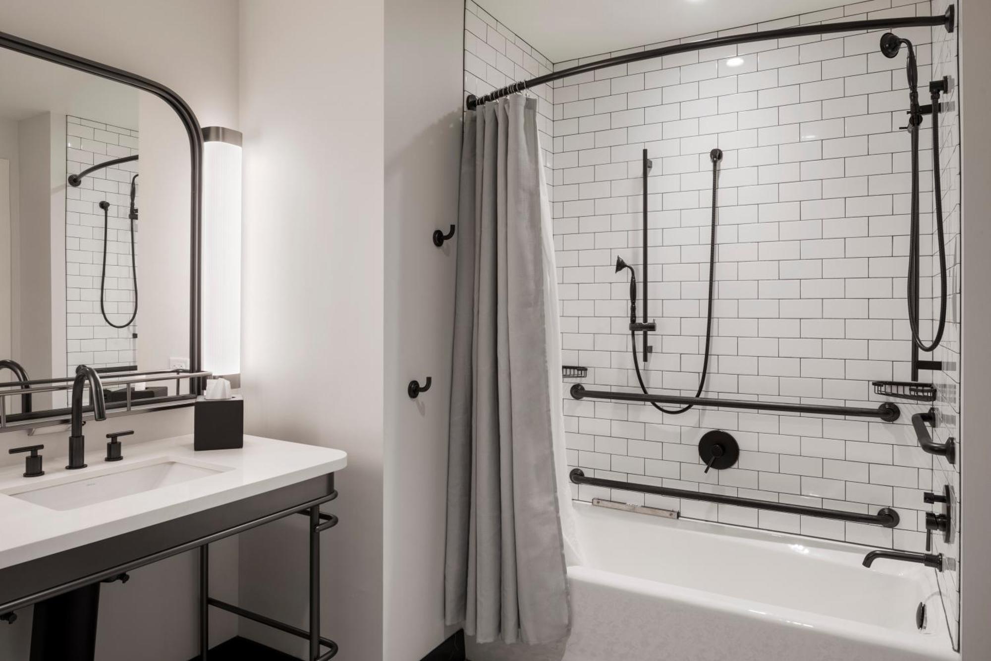 Corner King Room Bath Tub Mobility Access,1285917466:JPEG