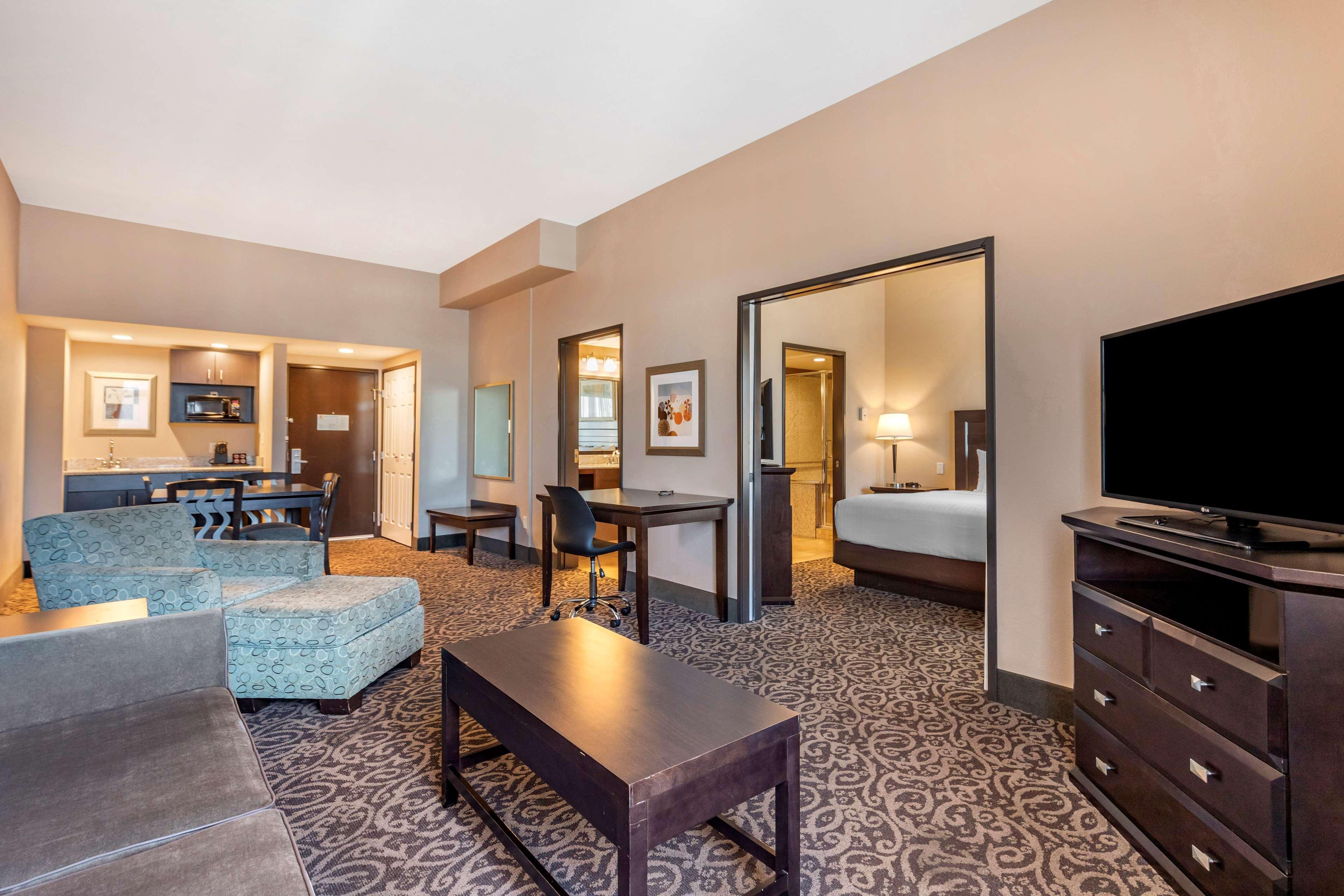 King Suite with Queen Sofa Bed and Spa Bath - Non-Smoking