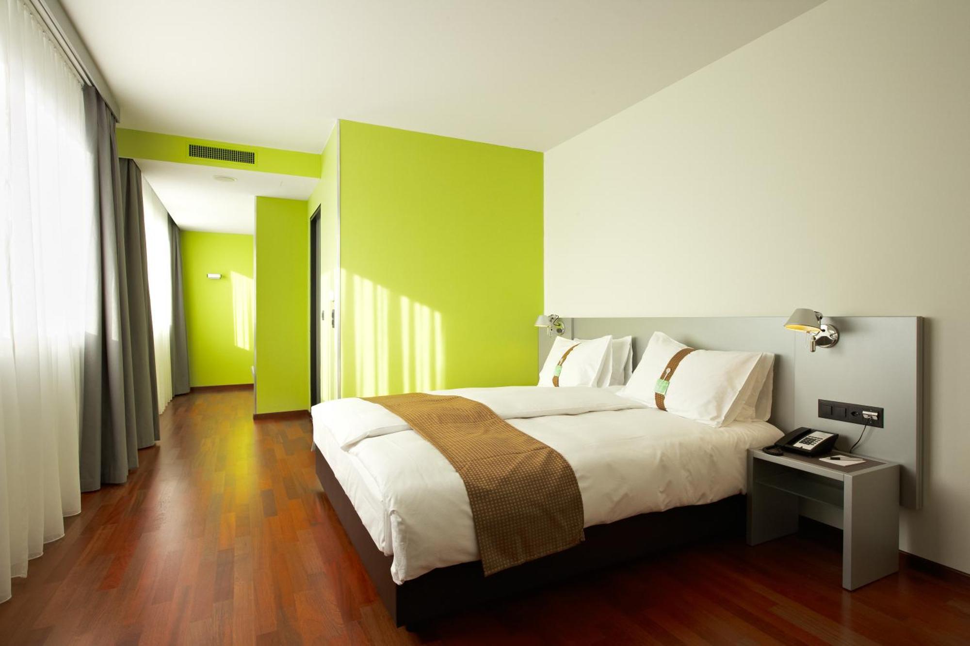 Premium Corner King Room