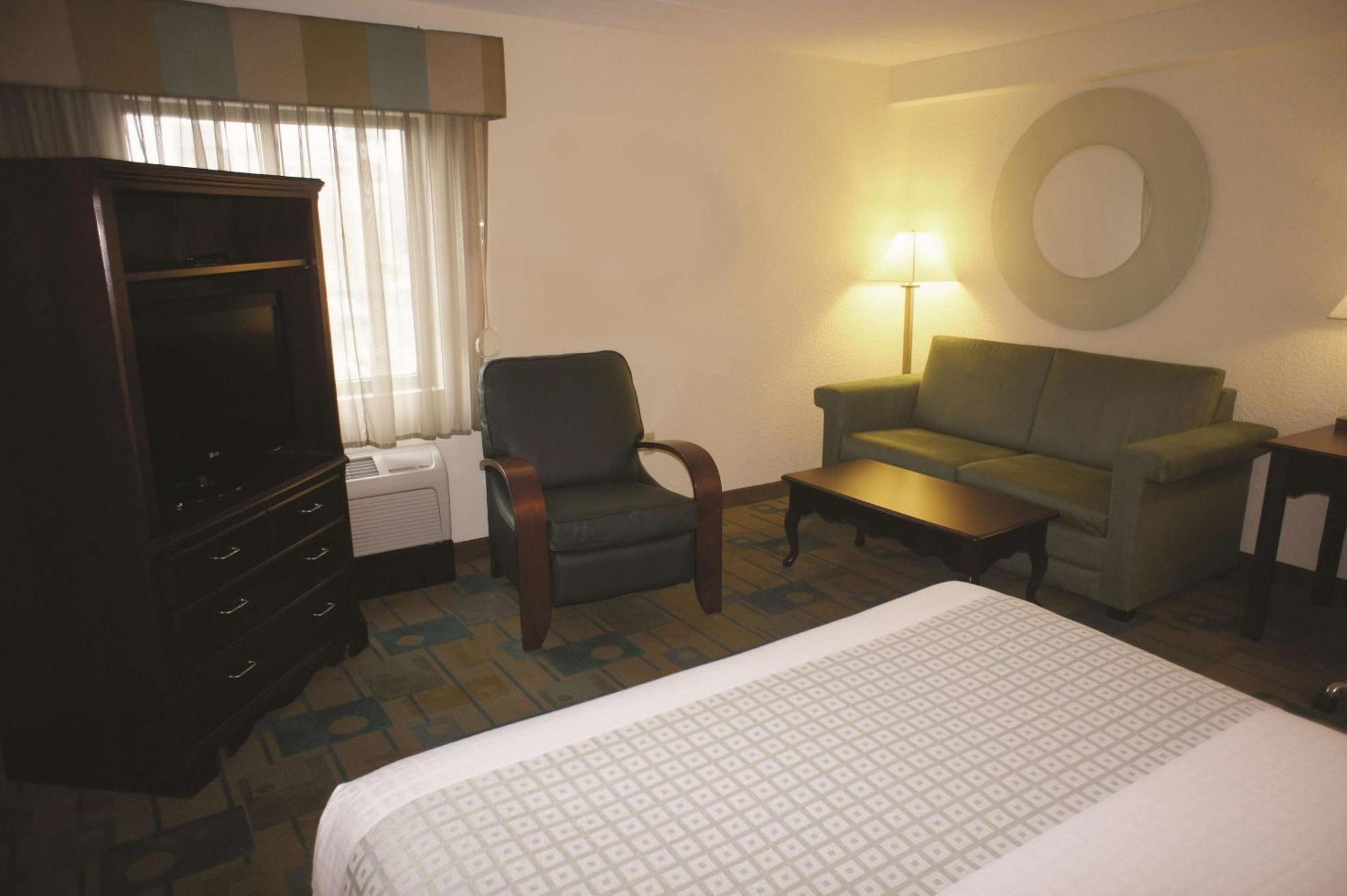Queen Room with Mobility/Hearing Impaired Access and Roll in Shower - Non-Smoking