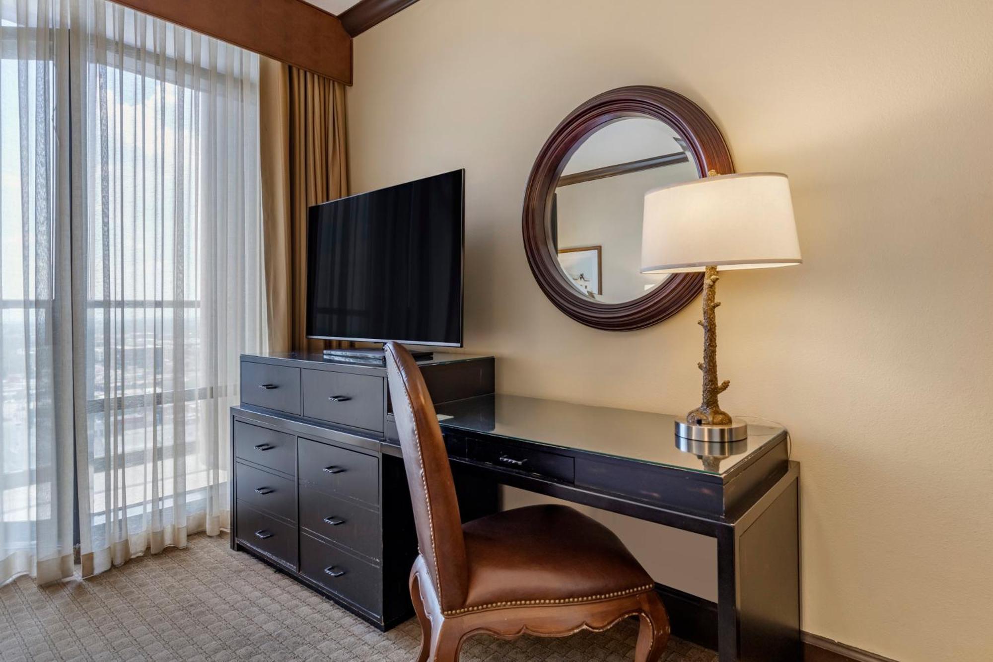 Quarto Tradicional com 1 Cama King-size e Varanda