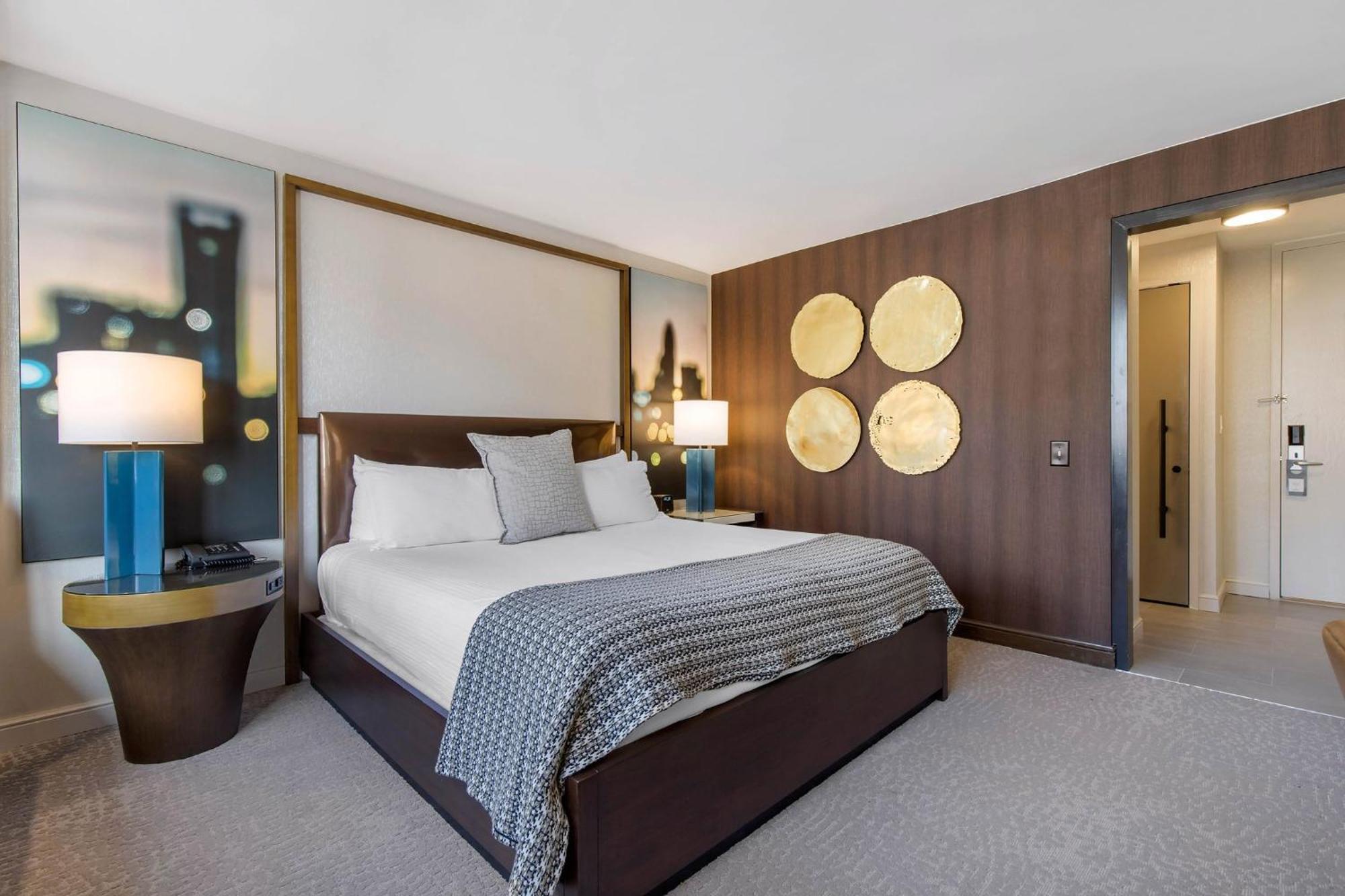 Deluxe Room 1 King Bed