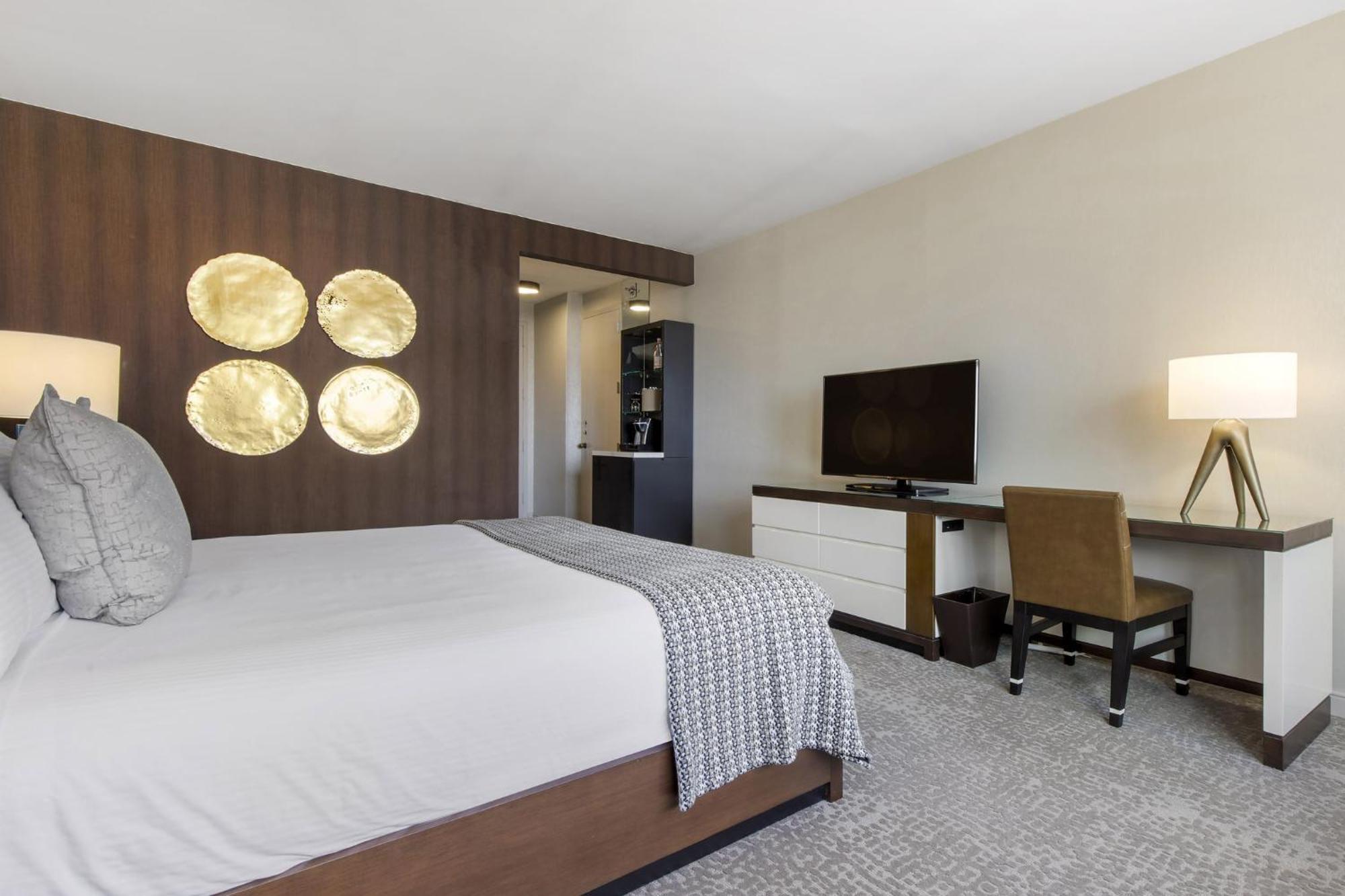 Club Signature Room 1 King Bed