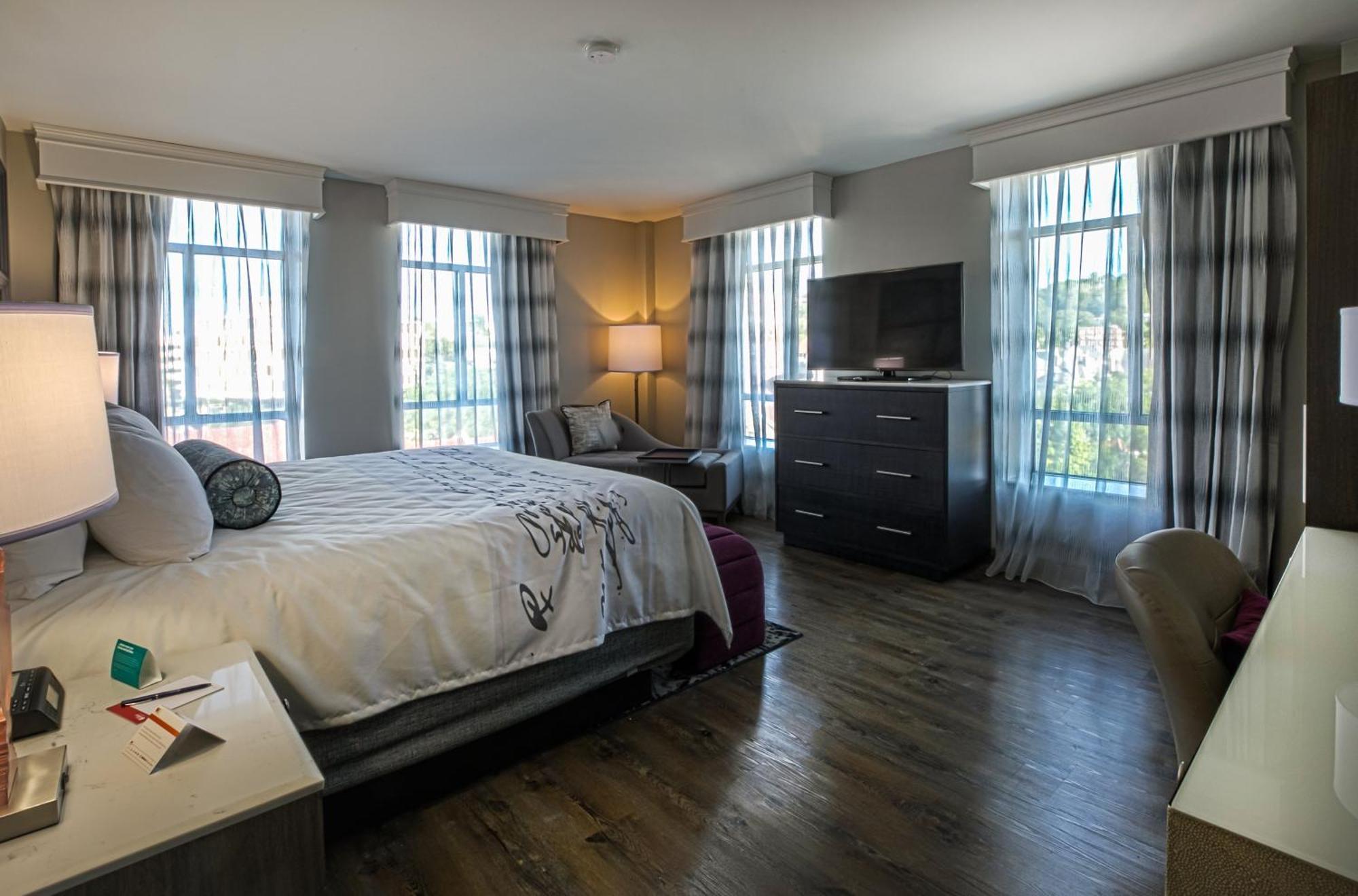 One-Bedroom King Suite