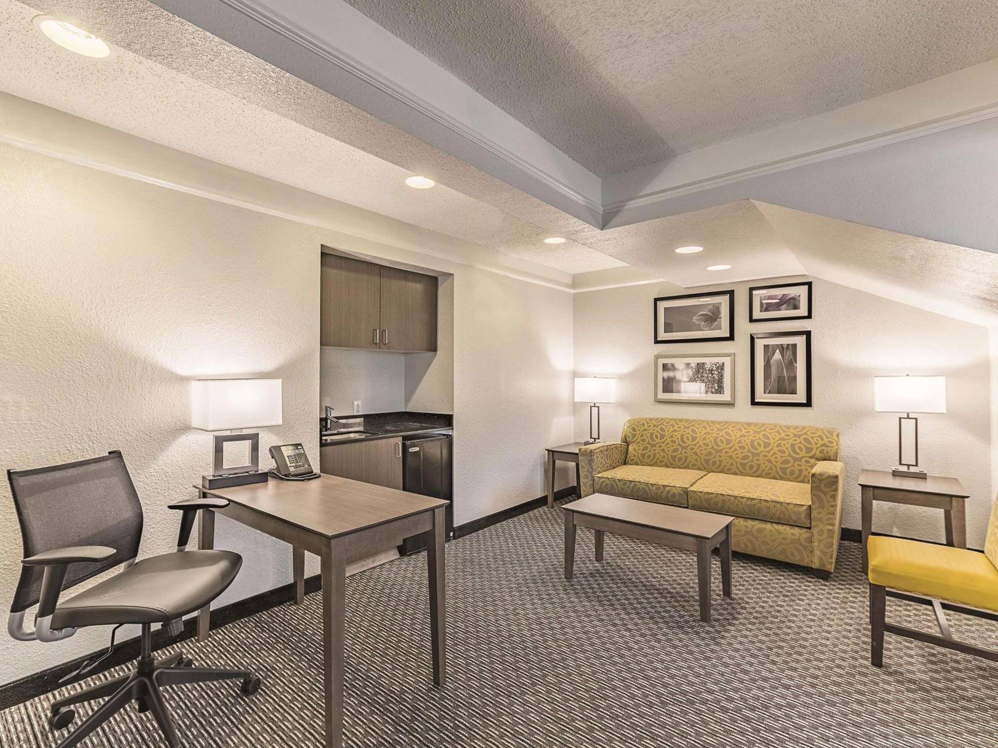 Deluxe King Suite
