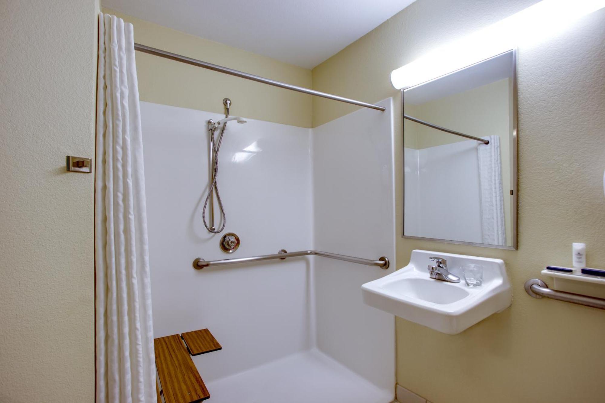 Queen Studio Roll Shower Non-Smoking